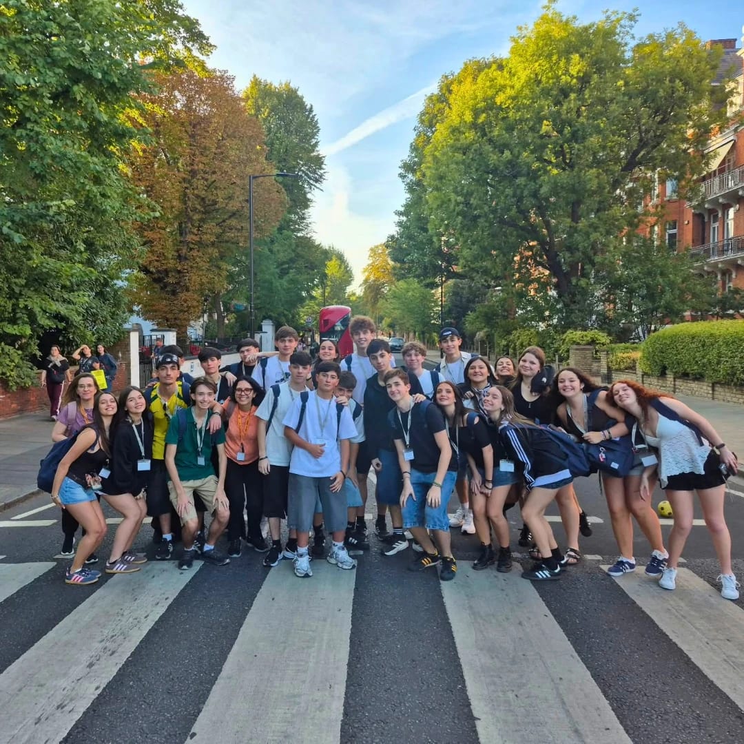 Cruzando la senda peatonal de Abbey Road