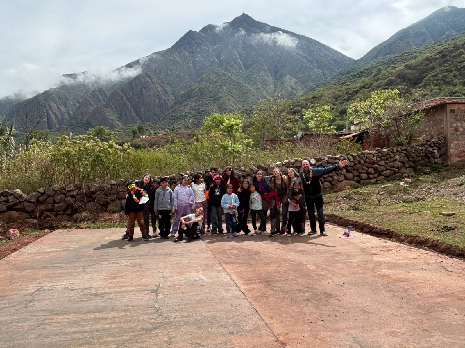 Líderes de San Carlos y chicos de la escuela de Valle Colorado, con los cerros de Jujuy de fondo