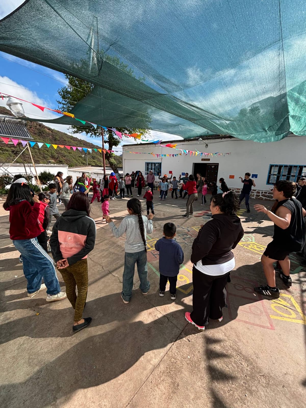 Ronda de juegos en el patio de la escuela
