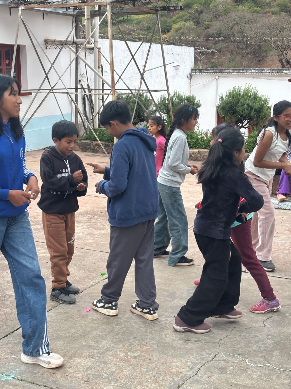 Danzas y juegos con los chicos de la escuela