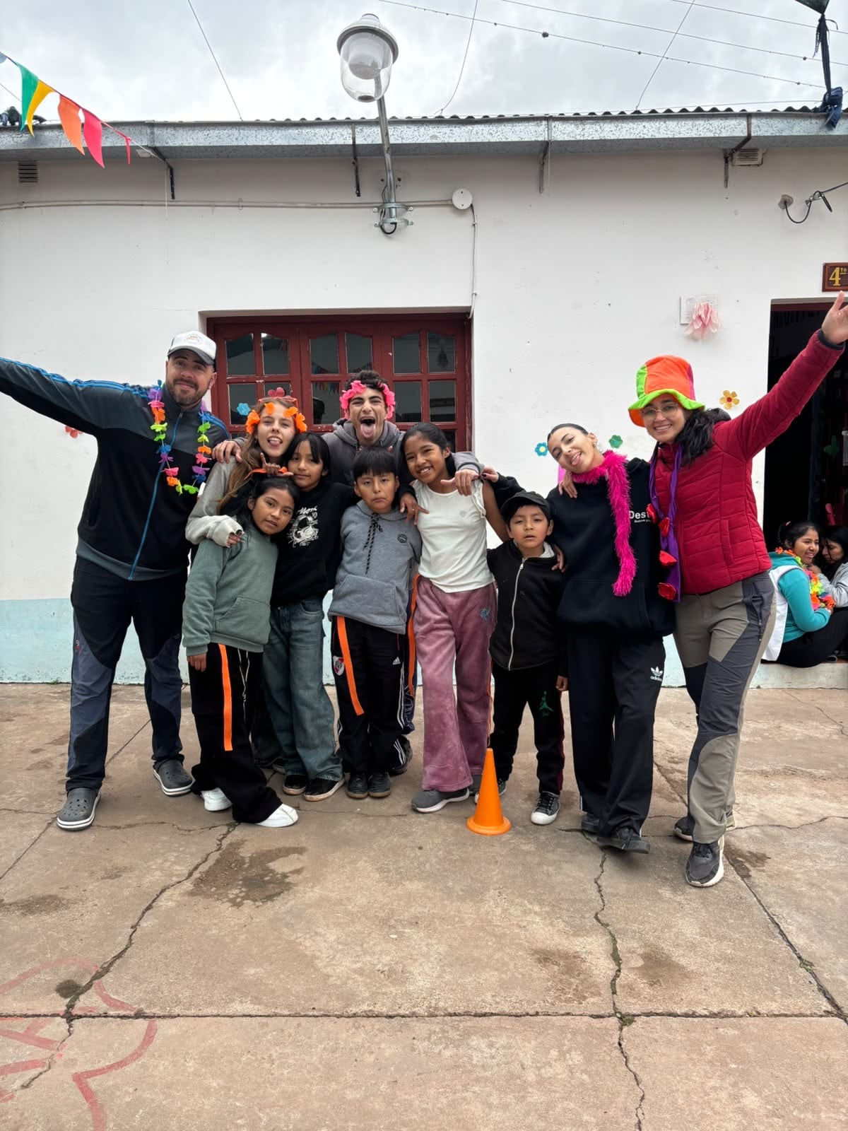 Nuestros lideres junto a los chicos de la escuelita