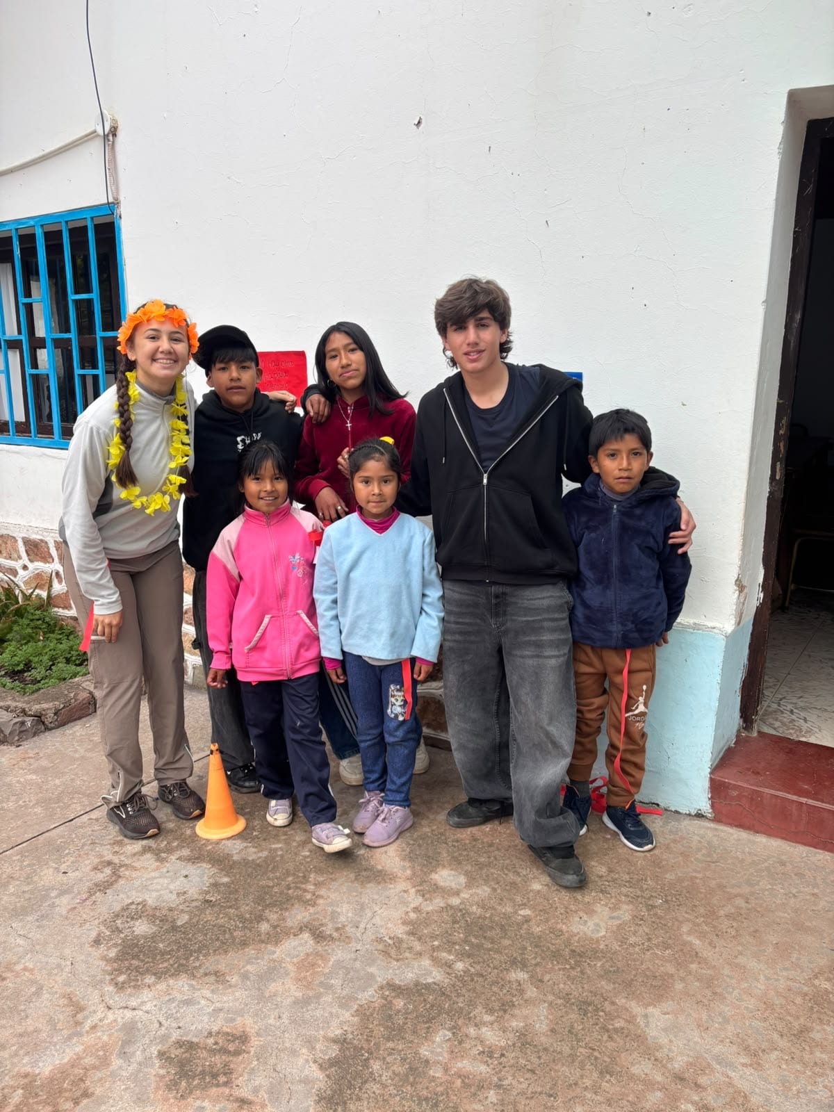 En el patio de la escuela de Valle Colorado